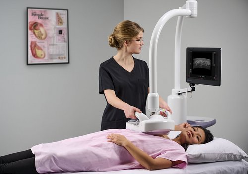 Untersuchung einer Patientin mit dem ABUS-3D-Brustultraschall